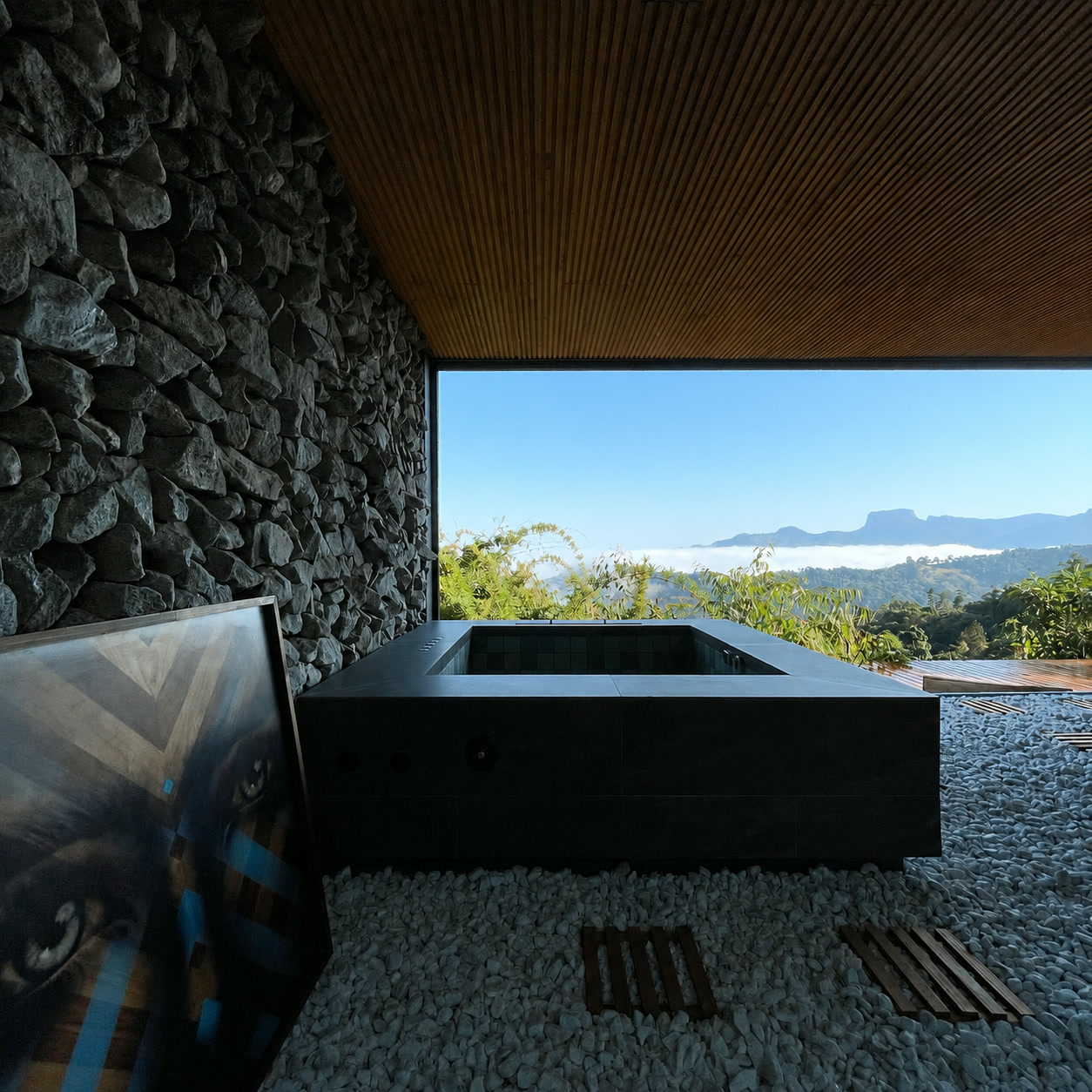 Jacuzzi integrada à casa com vista para o horizonte da serra