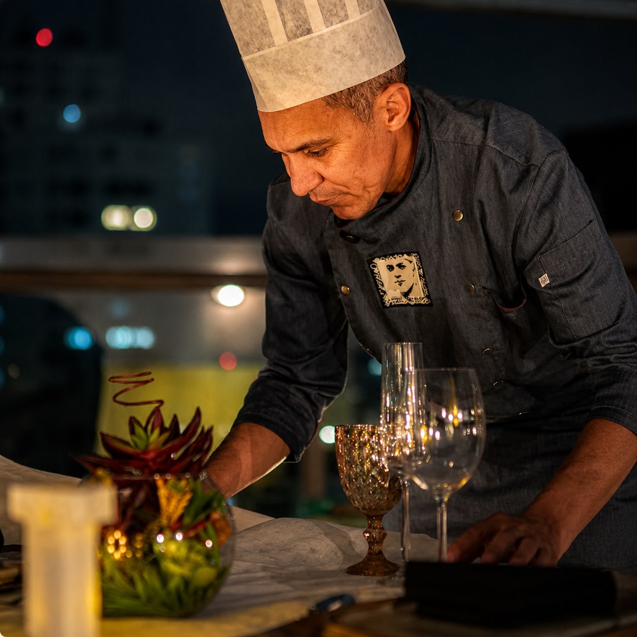 Personal chef preparando um jantar na Casa Spa