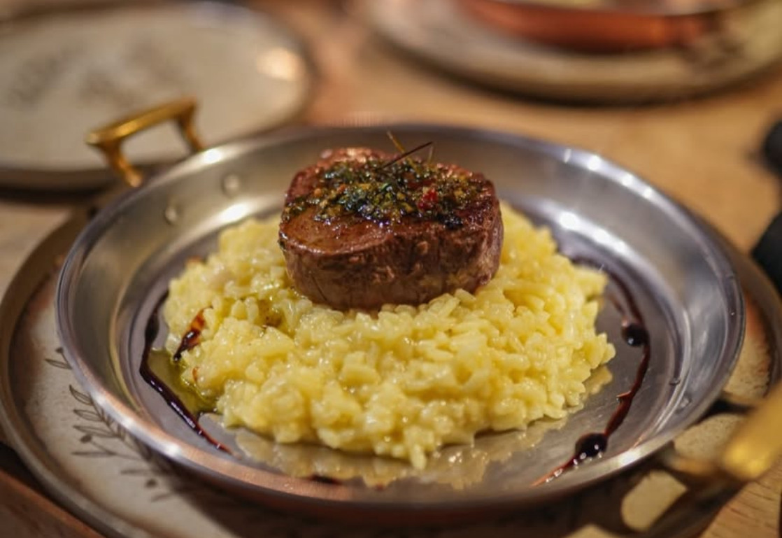 Prato de filé com risoto preparado para um jantar especial