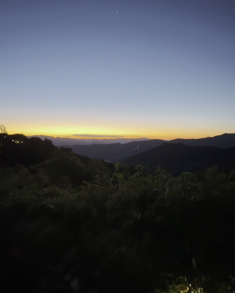 A serra em camadas, vista da casa