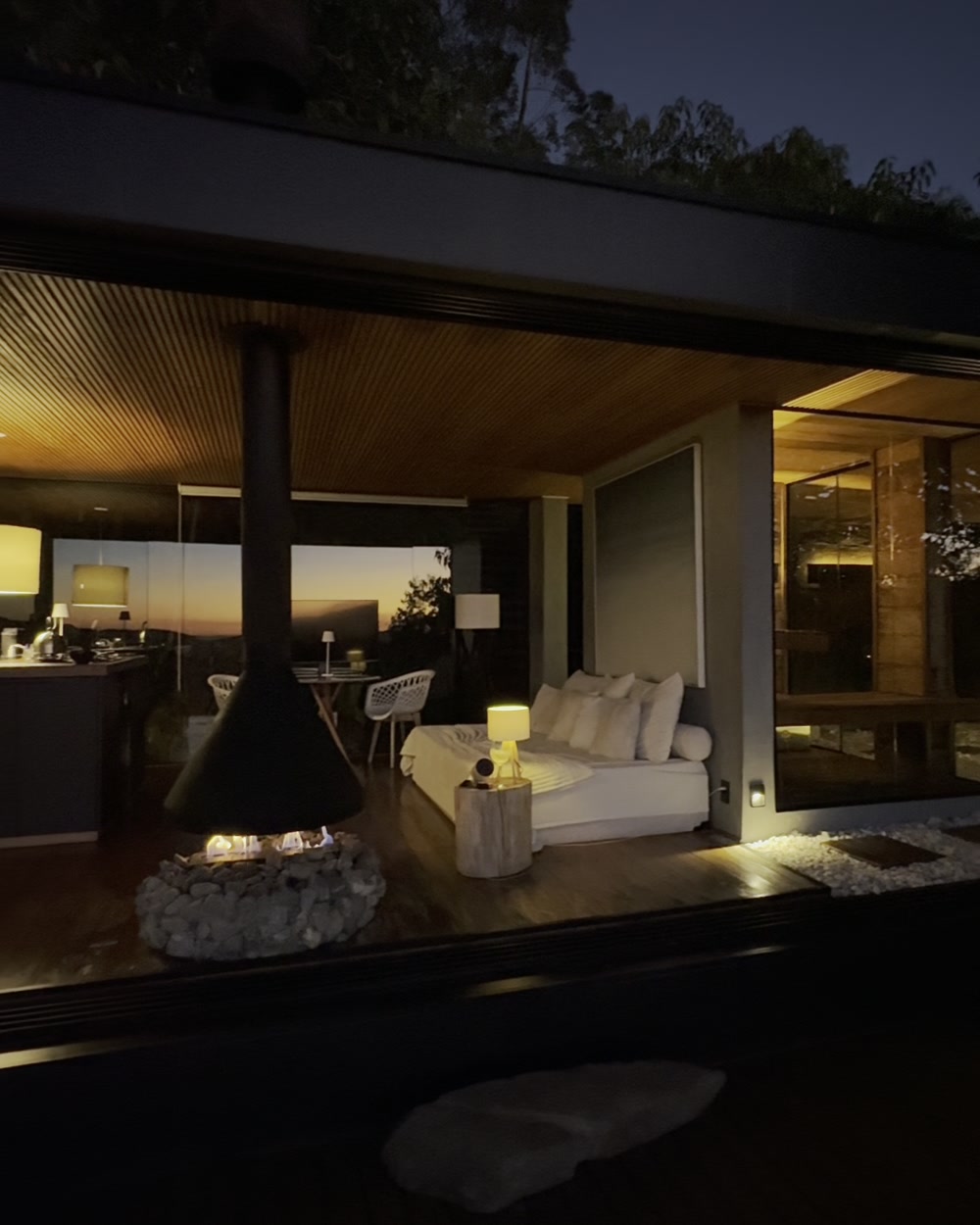Sala de estar com lareira acesa e luz baixa